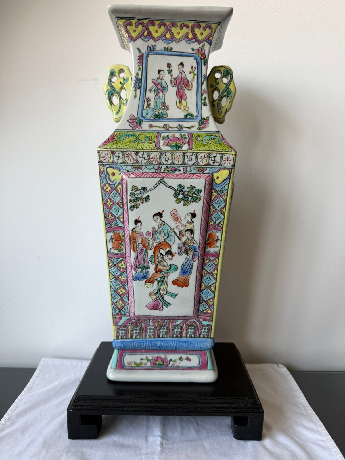 Grote Chinees Famille Rose vaas op standaard, Antiek en Kunst, Antiek | Vazen, Ophalen of Verzenden