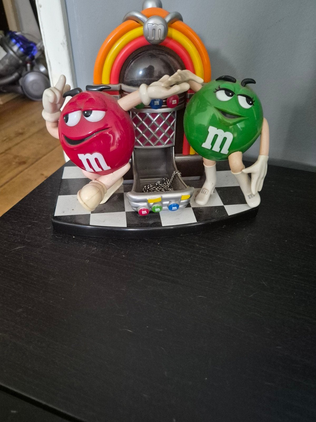 M&M's Rock 'n Roll Café Jukebox snoepdispenser, Ophalen