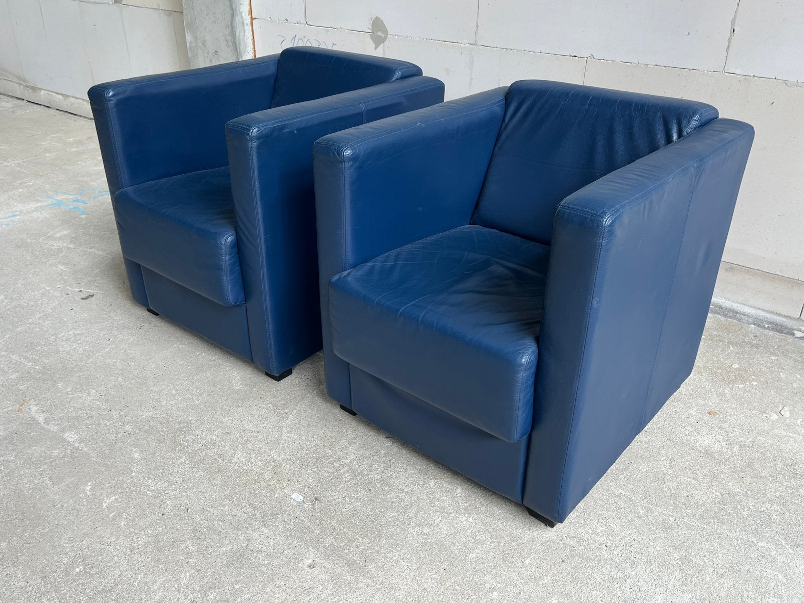Set van 2 fauteuils van donkerblauw leer., Huis en Inrichting, Fauteuils, Ophalen, Gebruikt, Modern, 50 tot 75 cm