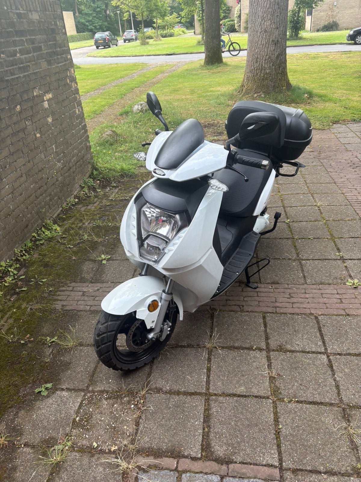 Witte scooter met topkoffer - Zo goed als nieuw, Overige merken, Elektrisch, Ophalen of Verzenden, Zo goed als nieuw