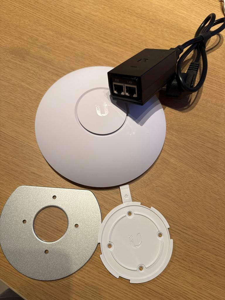 Ubiquiti UniFi UAP-AC-LR Access Point met PoE-adapter, Computers en Software, Accesspoints, Ophalen of Verzenden, Gebruikt