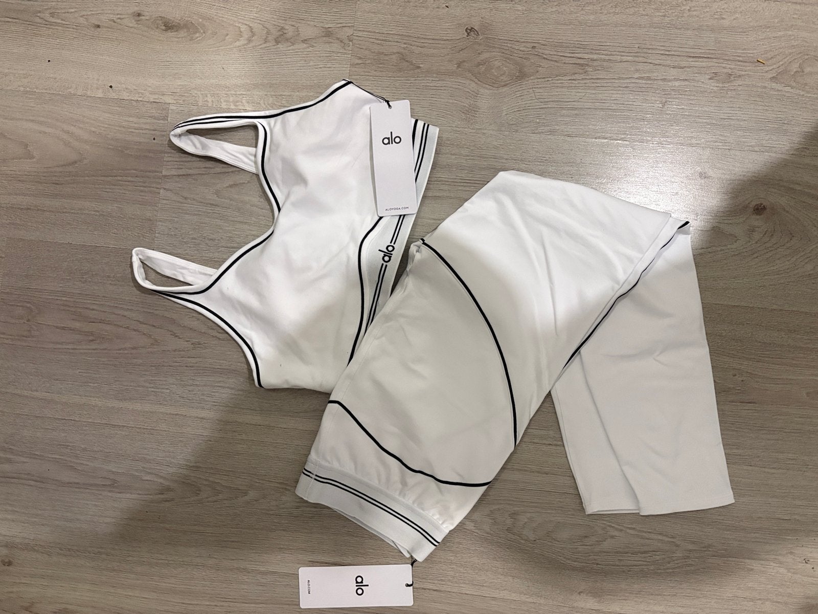 Alo Yoga sportset wit met zwarte details - Nieuw met kaartje, Kleding | Dames, Wit, Maat 42/44 (L), Nieuw, Ophalen of Verzenden