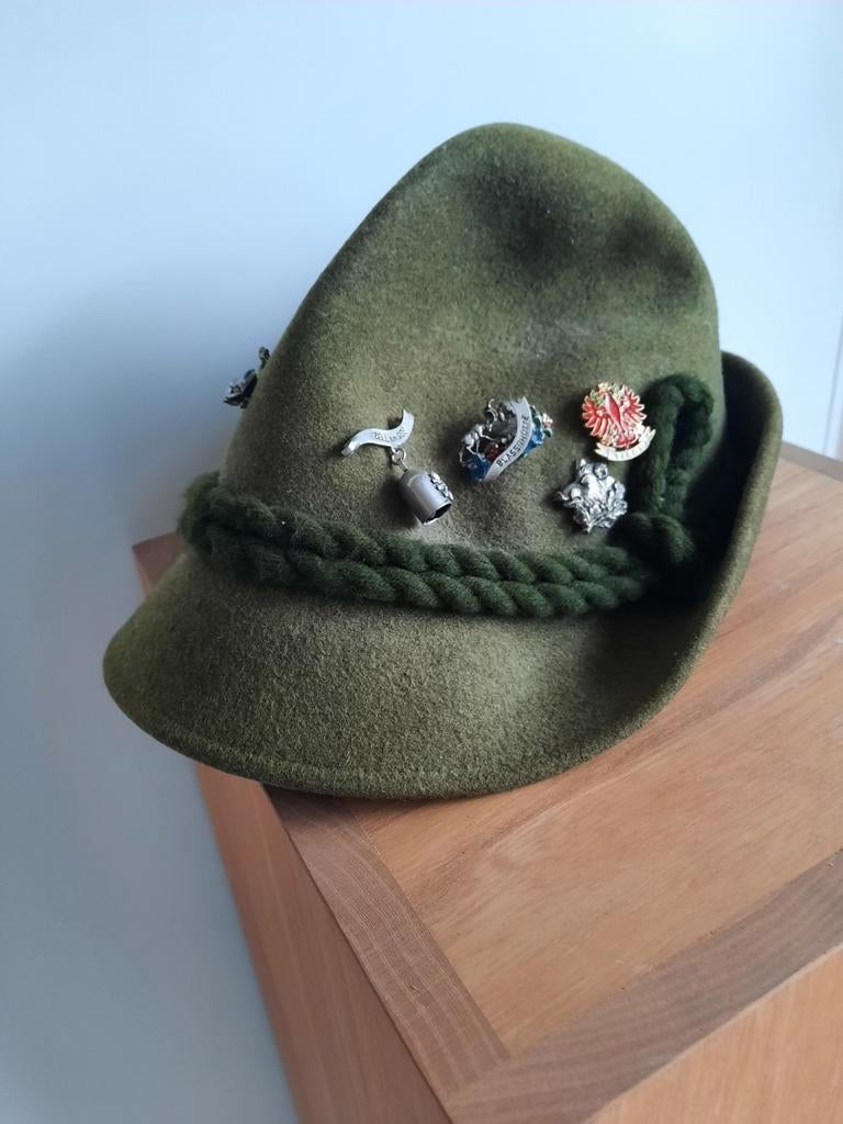 Originele Tiroler Dolomitenhut met pins, Ophalen of Verzenden, Zo goed als nieuw