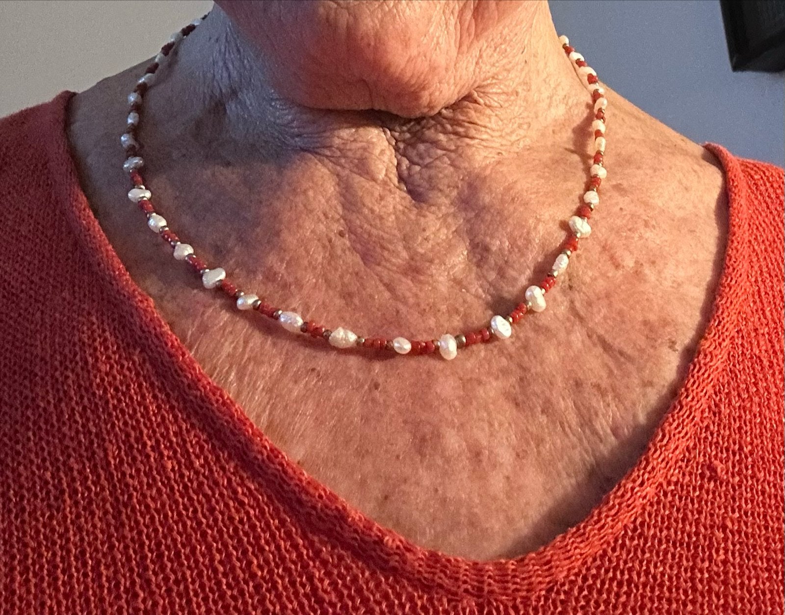Elegante ketting met zoetwaterparels en bloedkoraal kralen, Overige materialen, Verzenden, Zo goed als nieuw, Met edelsteen