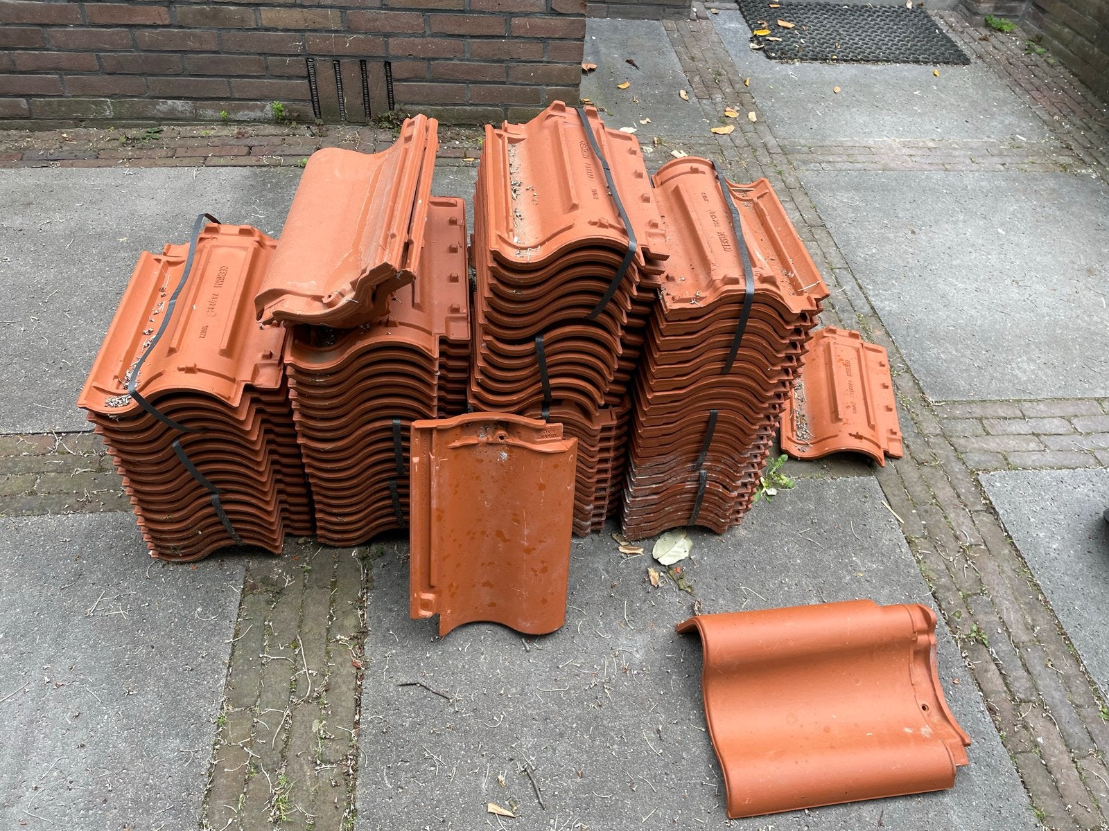 Gratis restpartij dakpannen - Alles meenemen, Ophalen, Gebruikt, Steen of Klei, Minder dan 5 m²