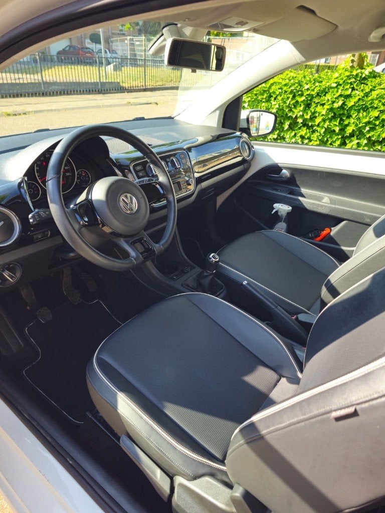 VW High Up! Stoelverwarming / Airco / Leder / APK 03-2027, Voorwielaandrijving, 4 stoelen, Wit, 24 km/l