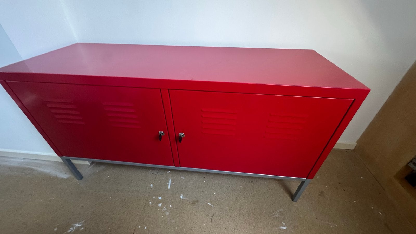 IKEA PS Cabinet Dressoir - Rood Metaal, Huis en Inrichting, Kasten | Dressoirs, Ophalen, 100 tot 150 cm, Zo goed als nieuw, Metaal