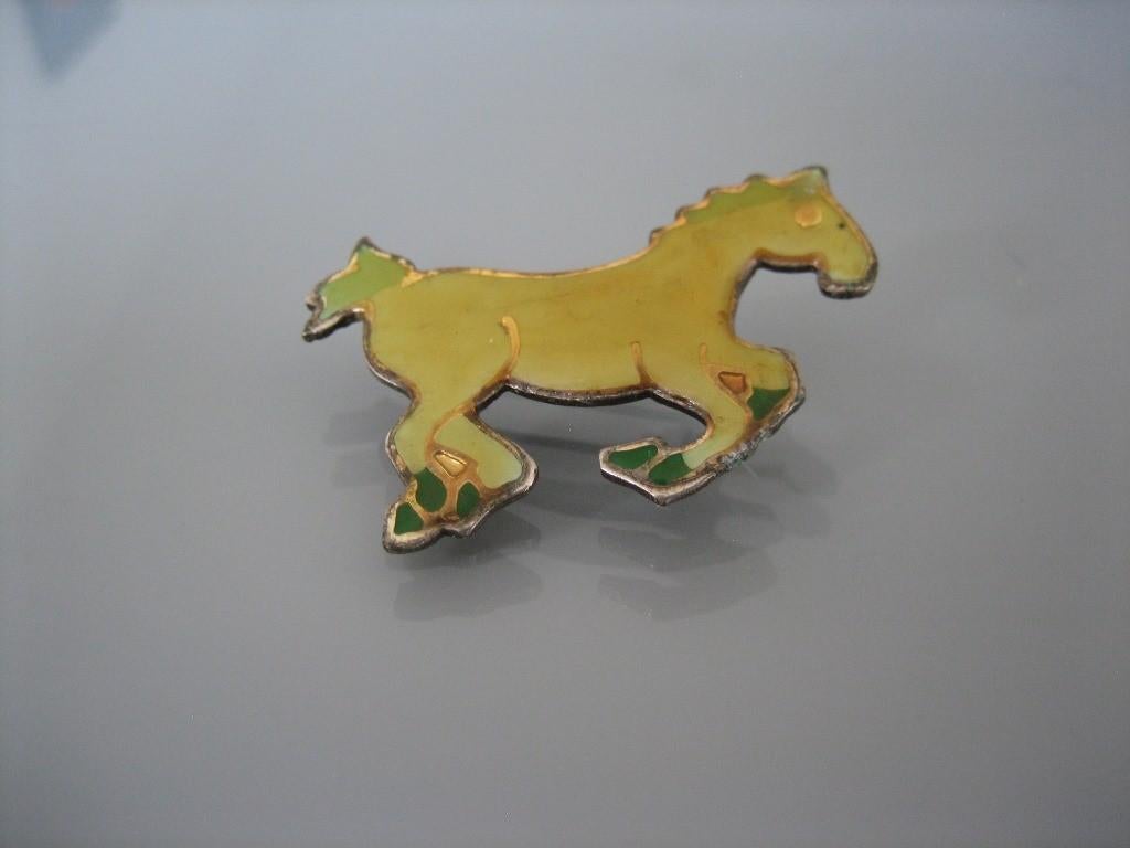 Vintage Emaille Broche Galoppeerd Paard Jaren '50/'60, Verzenden, Gebruikt, Overige materialen