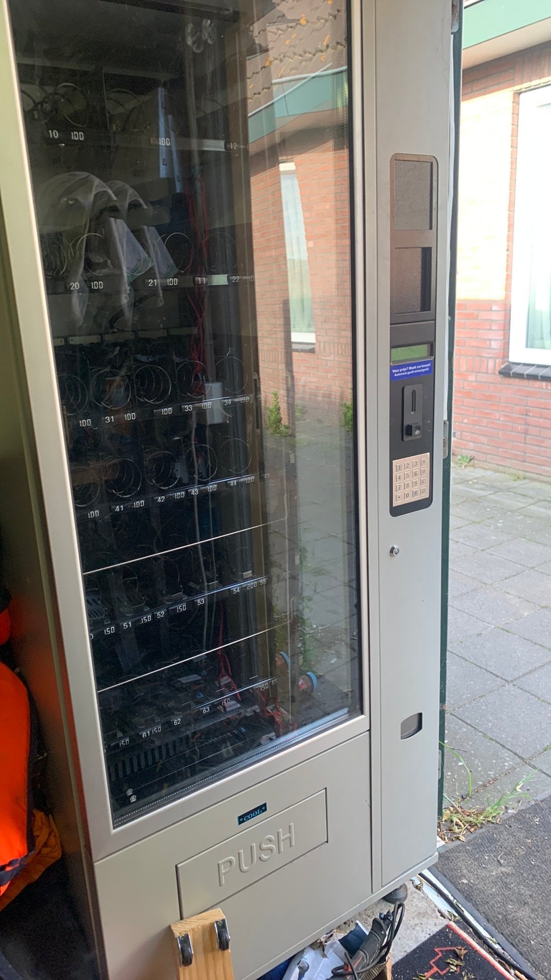 Vendingmachine koeling lek/kapot, Ophalen