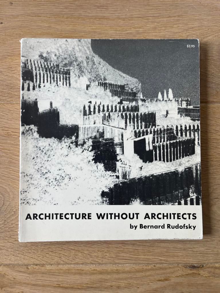 Bernard Rudofsky Architecture without Architects, Ophalen of Verzenden, Gelezen, Architectuur algemeen