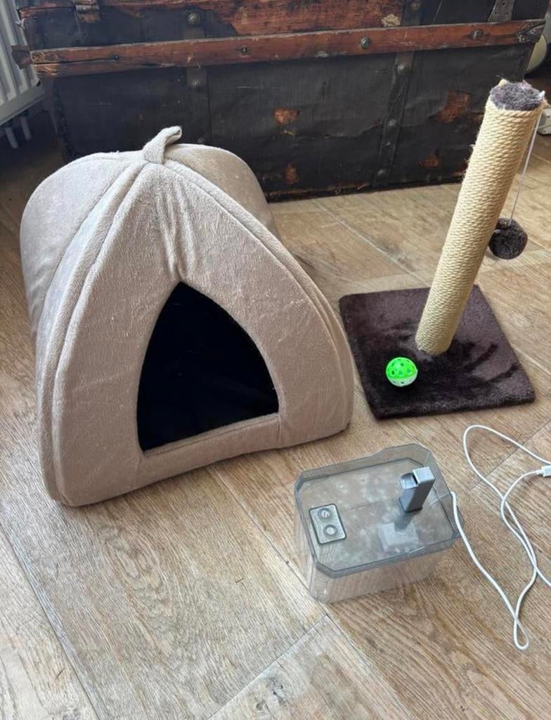 Kattenmandje/tipi, krabpaal en waterfontein, Ophalen, Zo goed als nieuw
