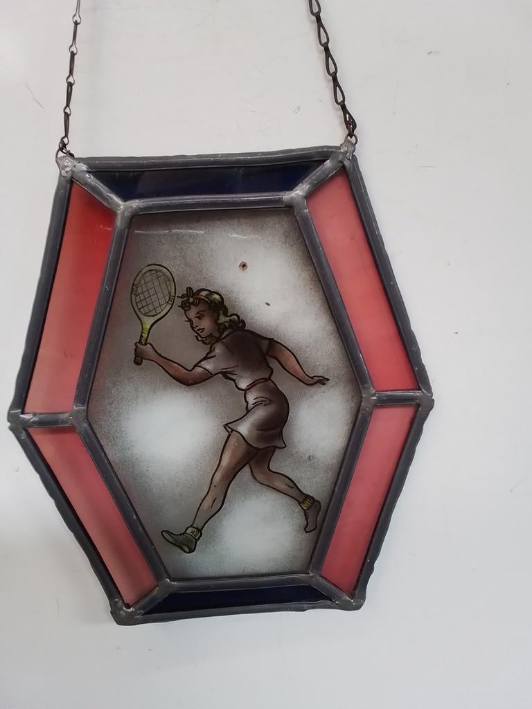 10191) mooie glas in lood raamhanger tennis ster 24x22cm, Ophalen of Verzenden