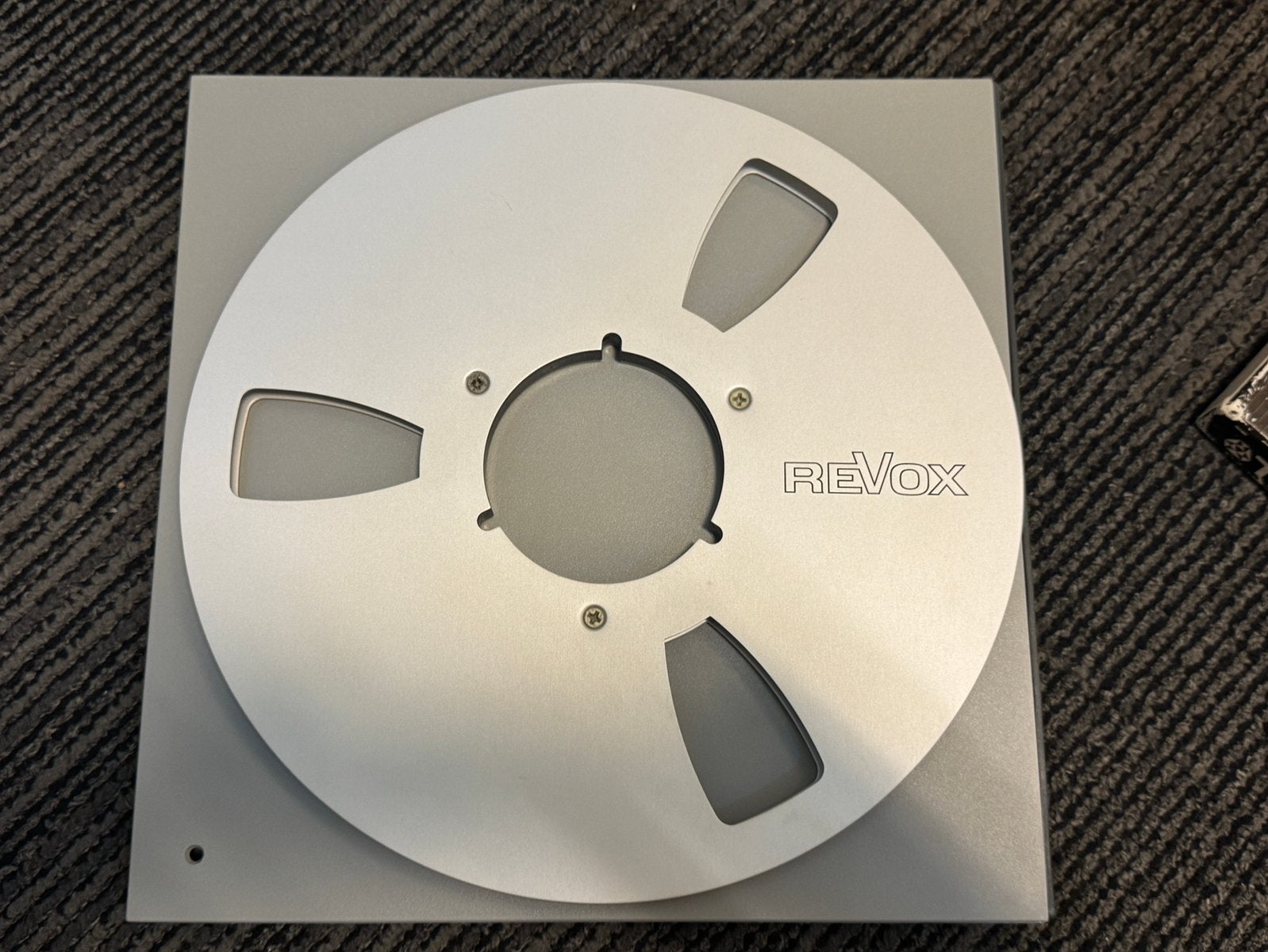 Metalen Revox spool + orig revox opbergdoos, Audio, Tv en Foto, Ophalen