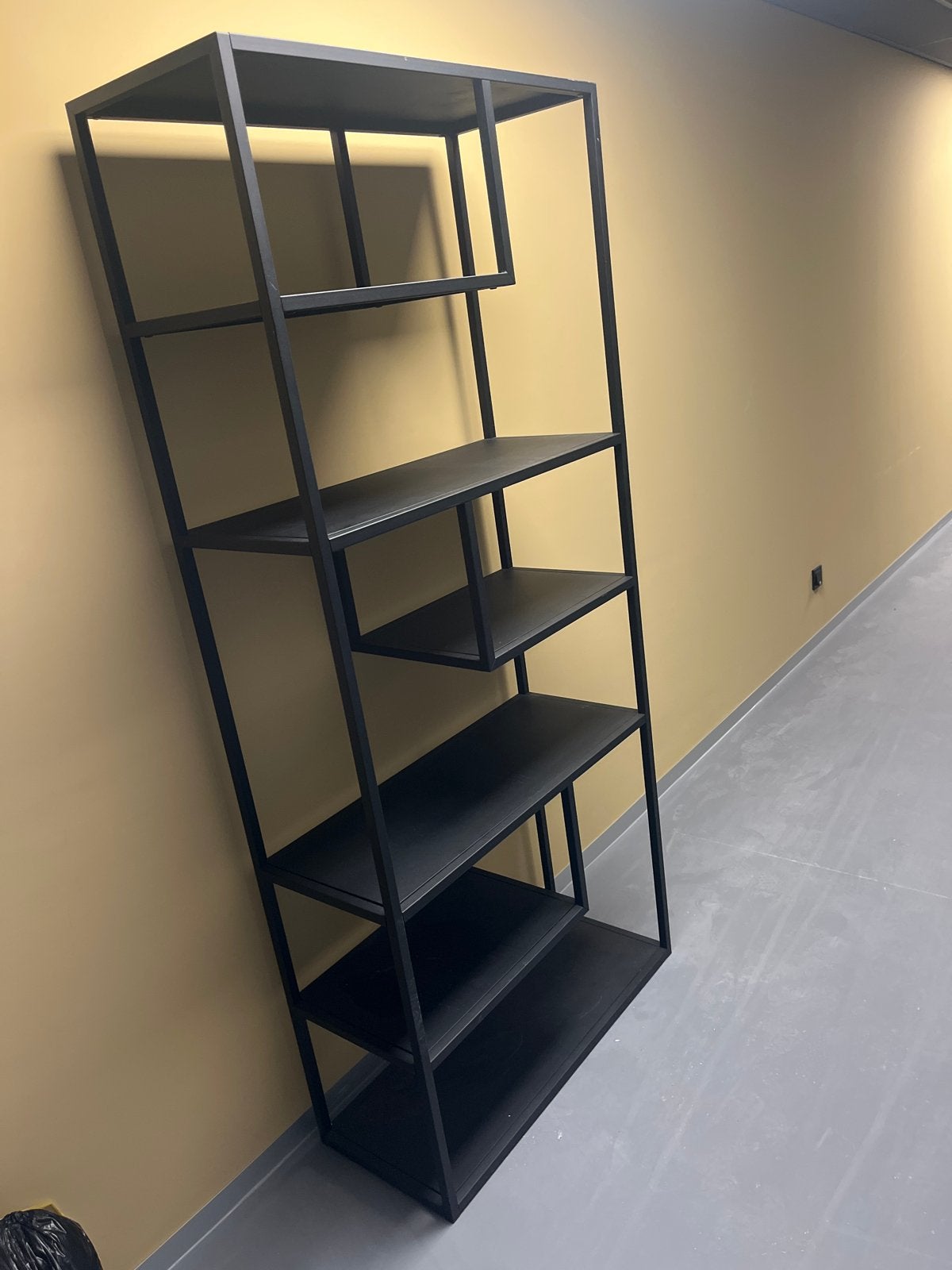 Zwart metalen wandrek met asymmetrische planken, Ophalen, Met plank(en), 50 tot 100 cm, Zo goed als nieuw