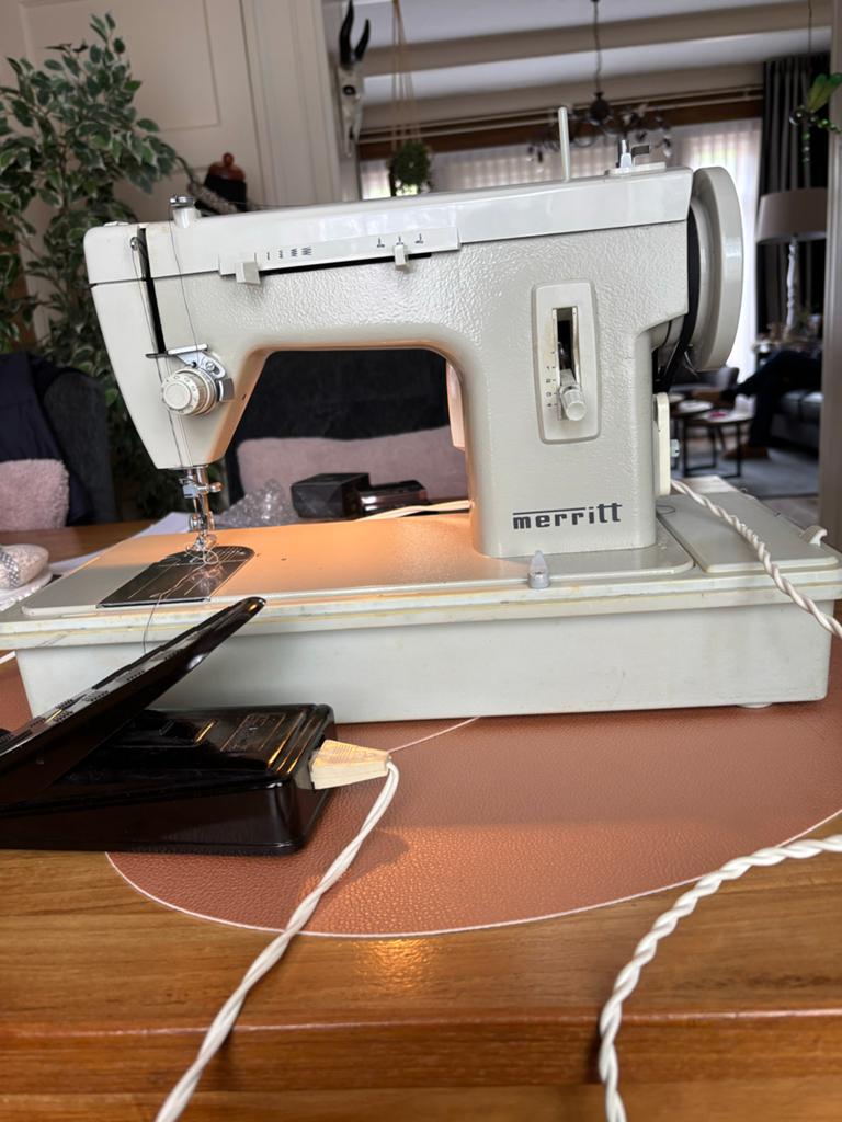 Merritt Naaimachine in Koffer - Zeer Goede Staat, Hobby en Vrije tijd, Naaimachines en Toebehoren, Ophalen, Zo goed als nieuw