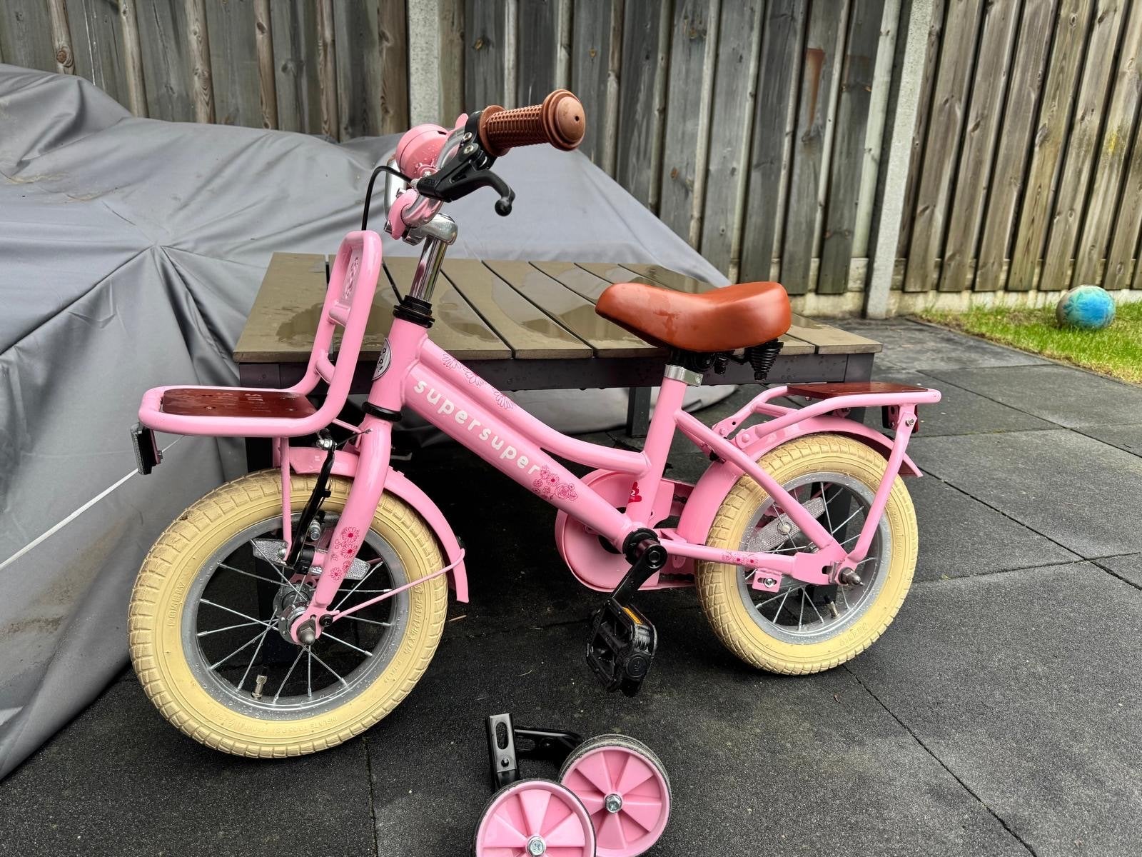 Super Super kinderfiets 12 inch met zijwieltjes, Fietsen en Brommers, Ophalen, Zijwieltjes, Gebruikt, Velgrem
