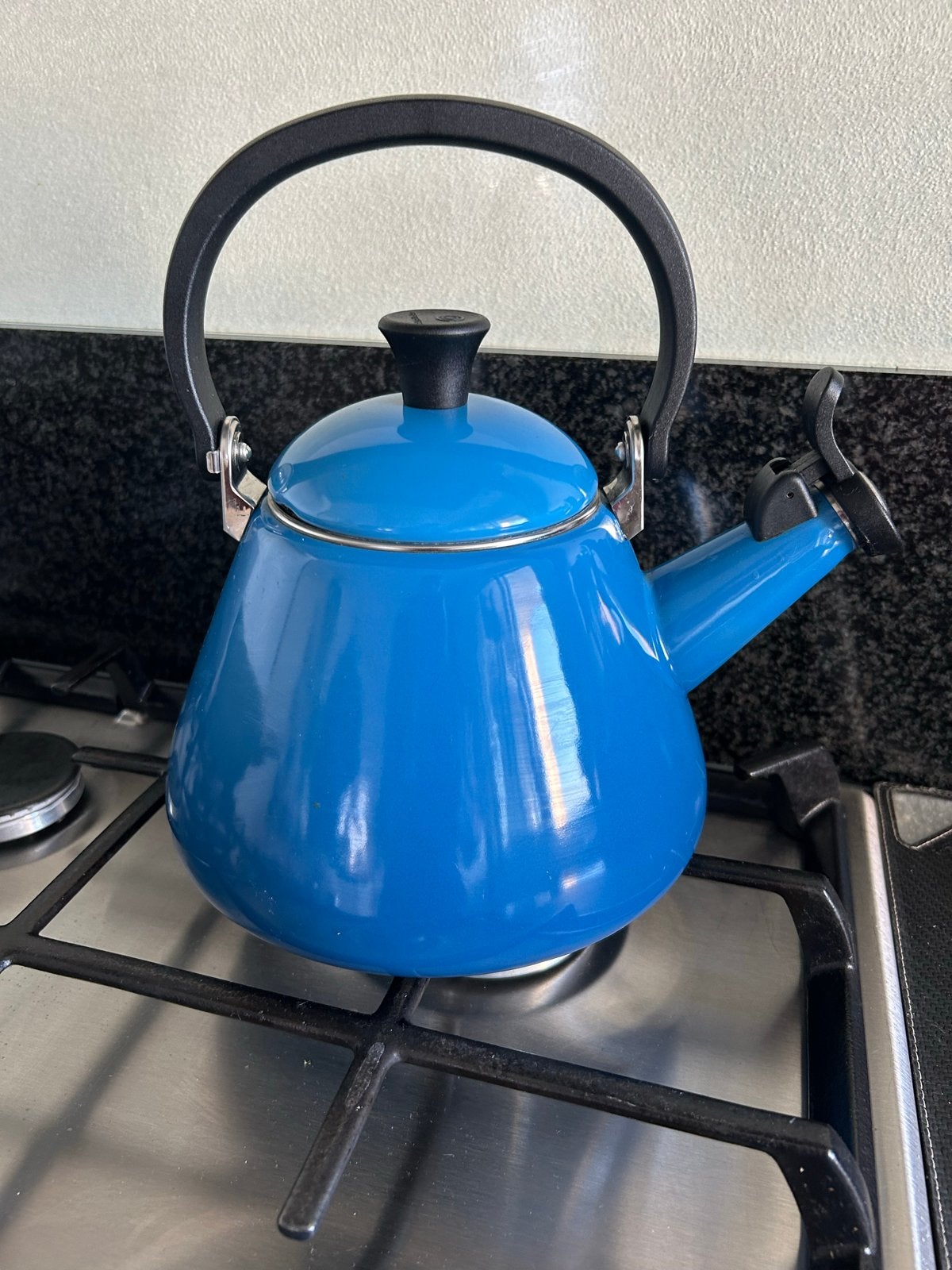 Le Creuset Kone Fluitketel Azure, 1 tot 2 liter, Ophalen, Zo goed als nieuw