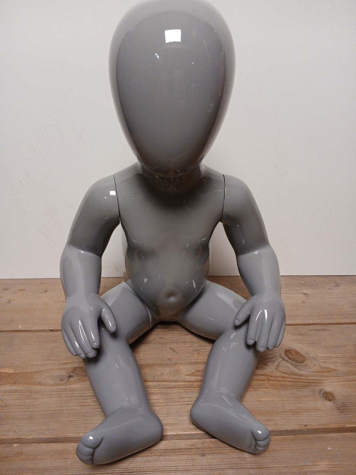 2x baby mannequin paspop zittend hoogglans grijs, Verzamelen, Ophalen of Verzenden, Zo goed als nieuw, Pop
