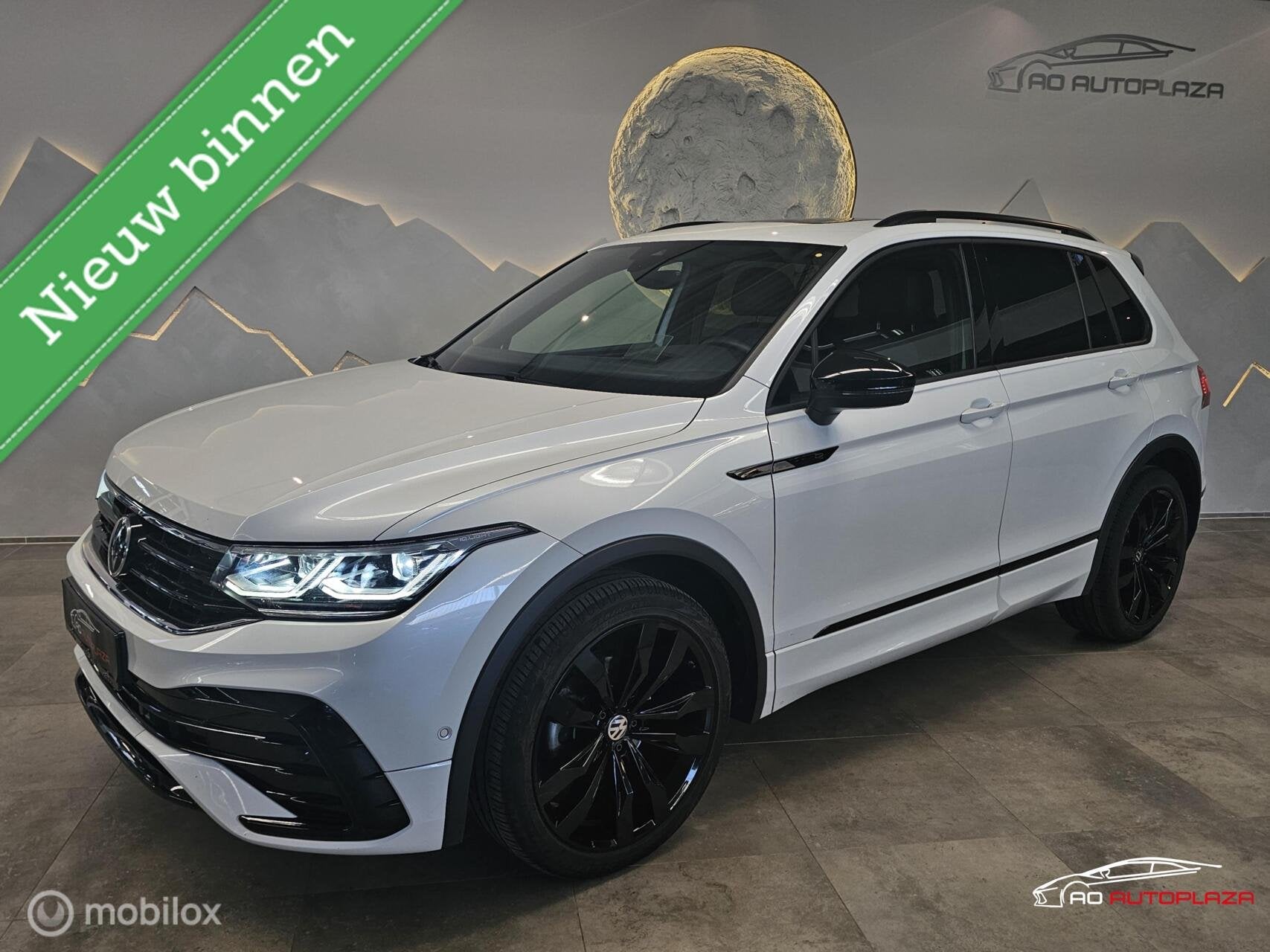 Volkswagen Tiguan 1.5 TSI 3x R-Line Panorama/Black Style/HUD, Auto's, Dealer onderhouden, 15 km/l, 1498 cc, Zwart