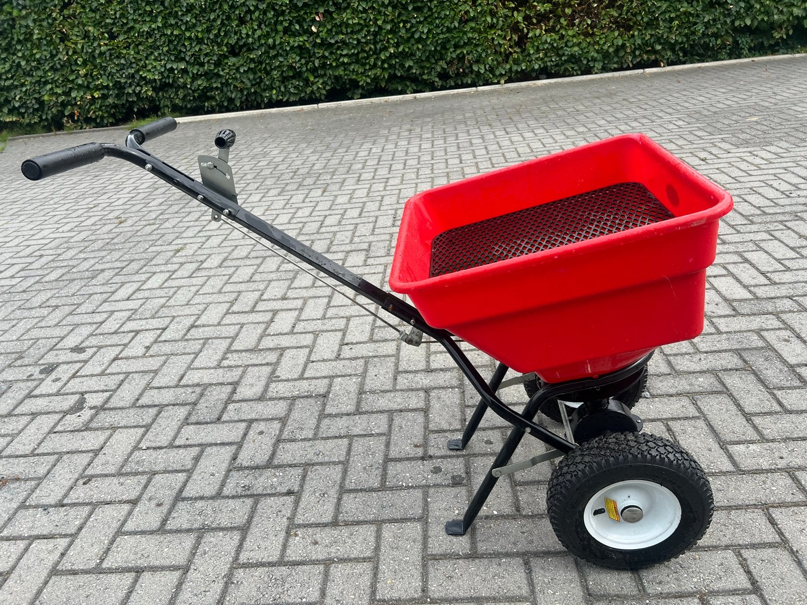 Handmatige Kunstmeststrooier - Perfect voor Tuin en Gazon, Ophalen, Zo goed als nieuw