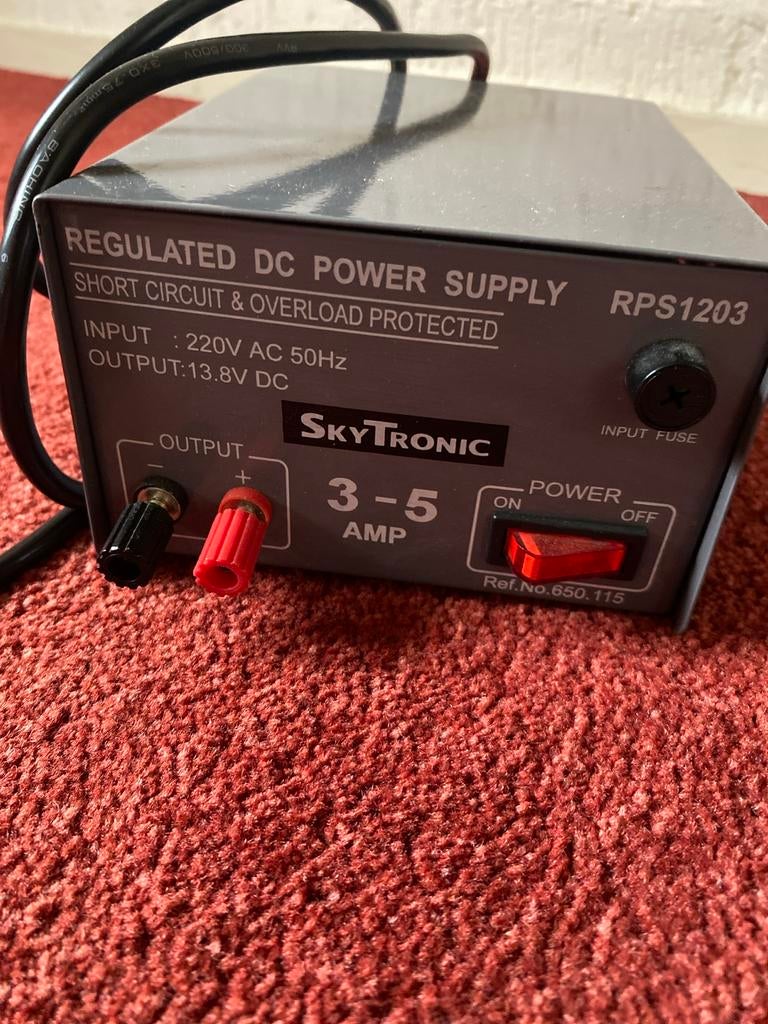 SkyTronic RPS1203 Gereguleerde DC Voeding 3-5 Amp, Ophalen, Gebruikt
