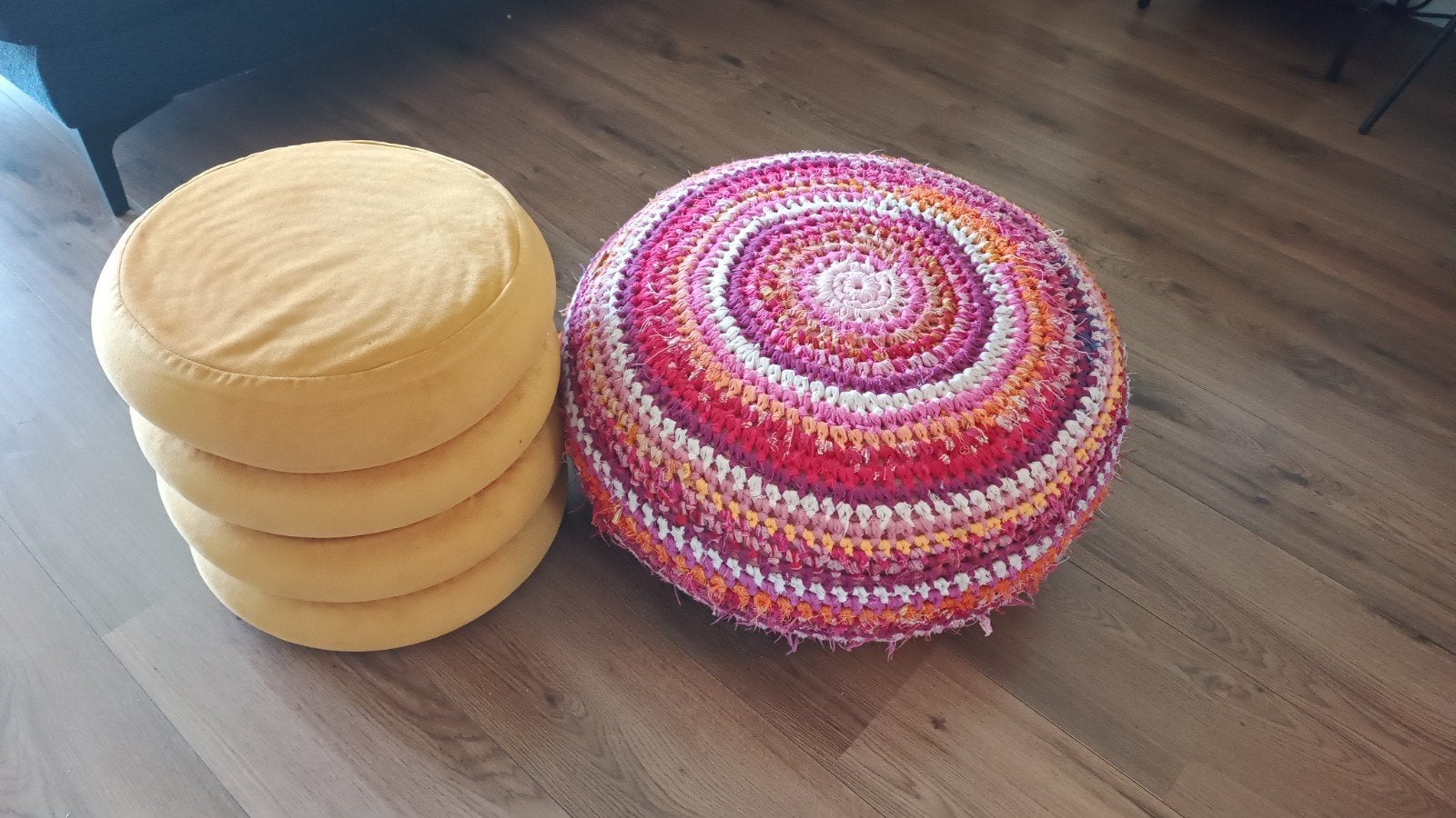 2 leuke poefen: 1 geel fluweel, 1 kleurrijk gehaakt, Huis en Inrichting, Ophalen, Minder dan 50 cm, Gebruikt, Bohemian, Modern