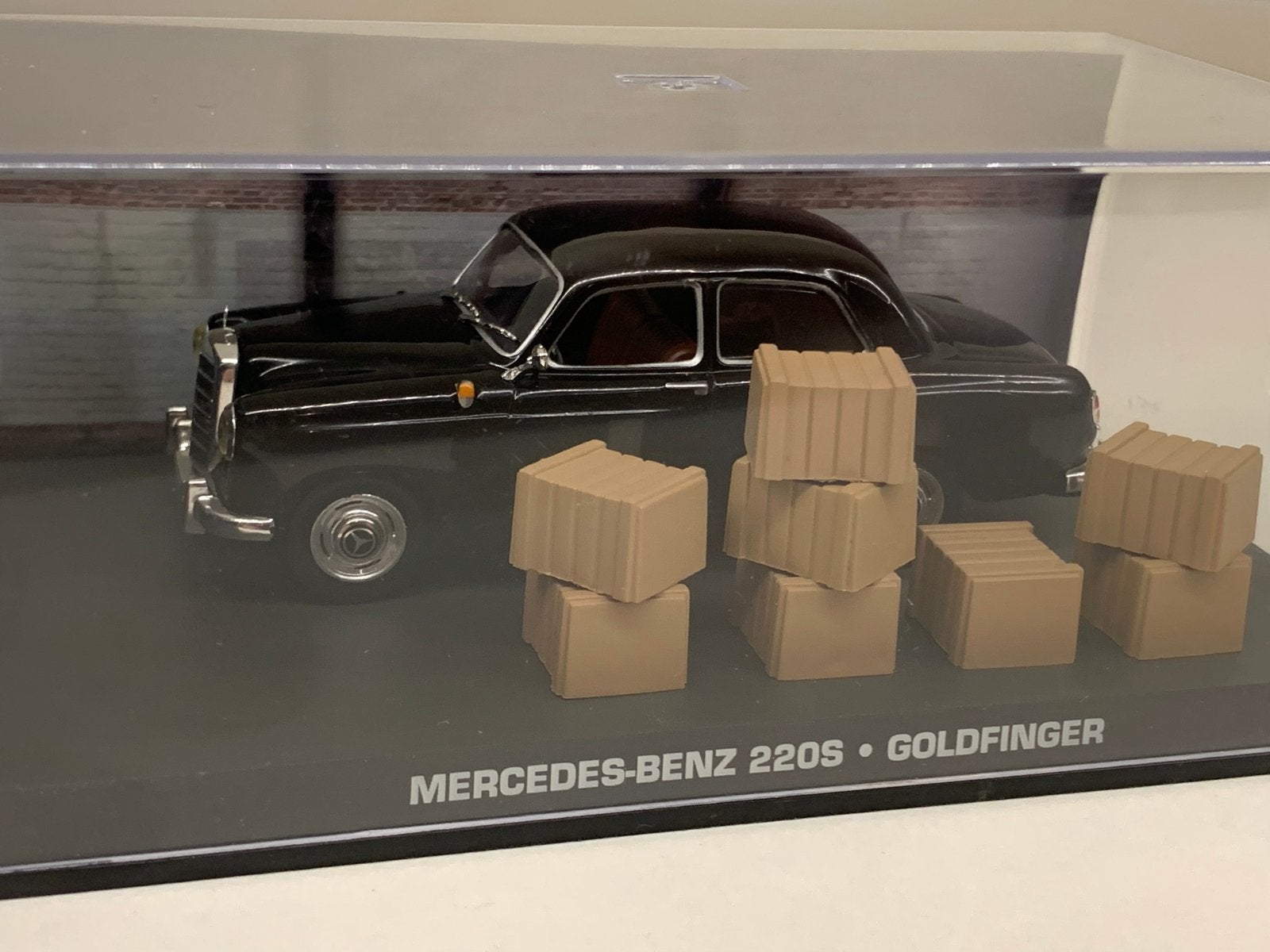 James bond 007 Mercedes-Benz 220S Goldfinger modelauto, Hobby en Vrije tijd, Modelauto's | 1:43, Ophalen of Verzenden, Zo goed als nieuw