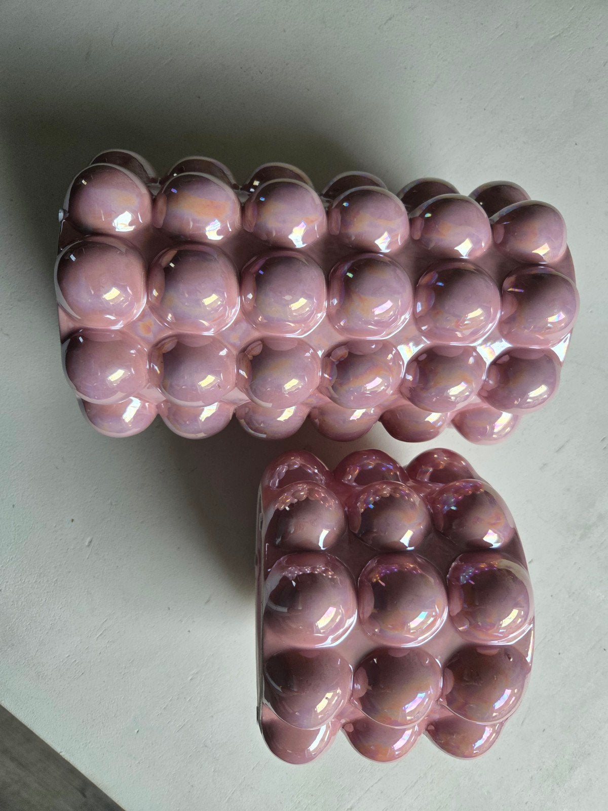 Set van 2 roze bubbel vazen, iriserend effect, Met patroon/structuur, Ophalen of Verzenden, Zo goed als nieuw, Roze