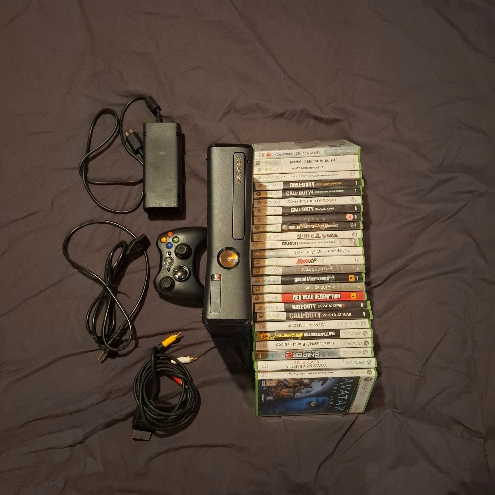 Xbox 360 Slim met kabels en 1 controller en 26 spellen, Avontuur en Actie, 1 speler, Ophalen of Verzenden, Zo goed als nieuw
