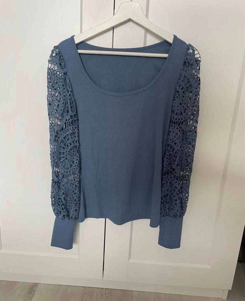 Stijlvolle Blauwe Top met Gehaakte Mouwen, Kleding | Dames, Tops, Zo goed als nieuw, Maat 38/40 (M), Blauw, Lange mouw, Ophalen of Verzenden