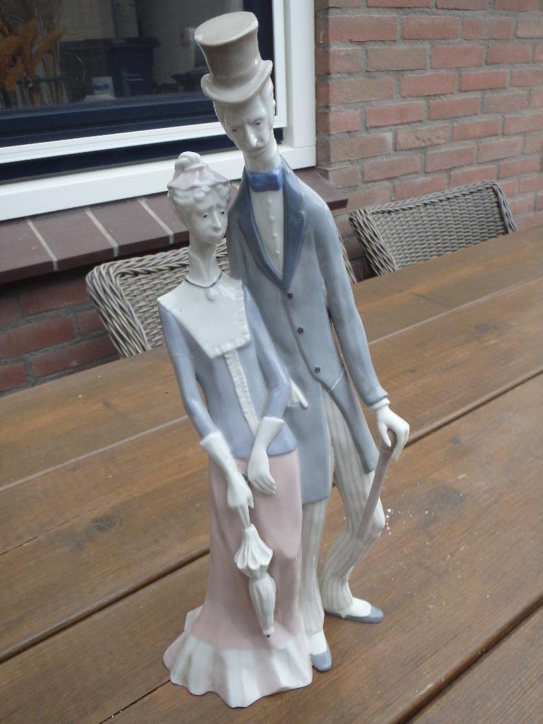 DDR beeldje man en vrouw 35 cm hoog, Verzamelen, Beelden en Beeldjes, Ophalen, Zo goed als nieuw, Mens