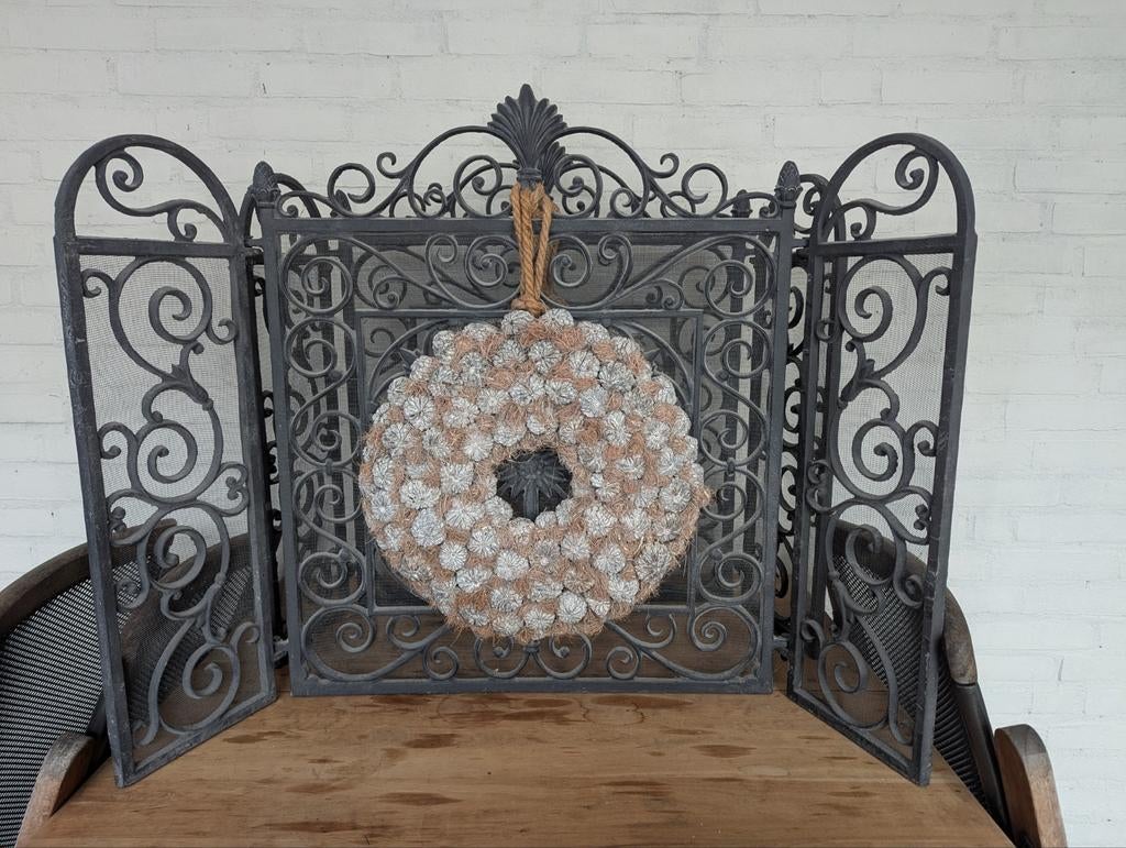 Decoratief ijzeren rekken met krans (vensterscherm), Huis en Inrichting, Woonaccessoires | Overige, Ophalen, Zo goed als nieuw