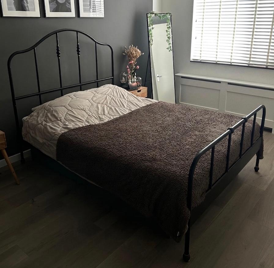 Stijlvol IKEA SAGSTUA bedframe (zwart metaal) – 140x200 cm, Huis en Inrichting, Slaapkamer | Bedden, Ophalen, Zwart, Tweepersoons