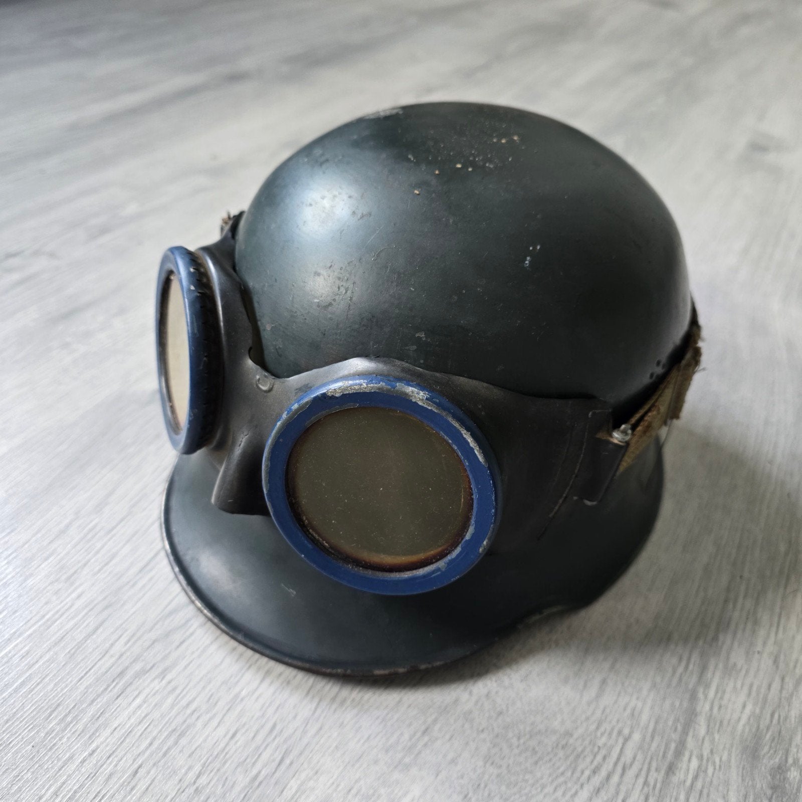 M34 Luftwaffe Stahlhelm met M38 BMW Gasmasker Bril, Ophalen of Verzenden, Luchtmacht, Duitsland, Helm of Baret