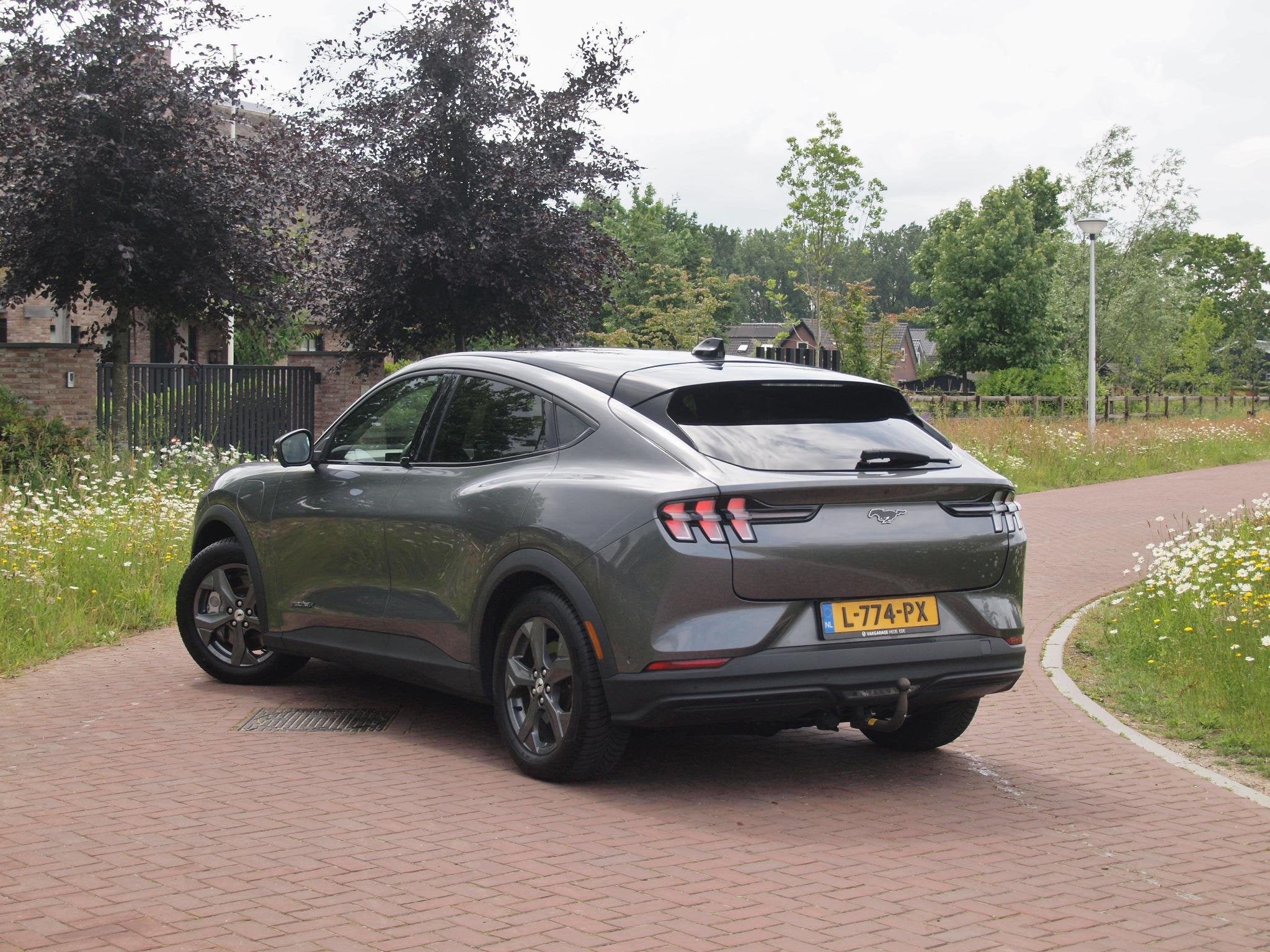 Ford Mustang Mach-E Extended RWD 98 kWh | Panoramadak | Bang, Dealer onderhouden, Gebruikt, 750 kg, 600 km