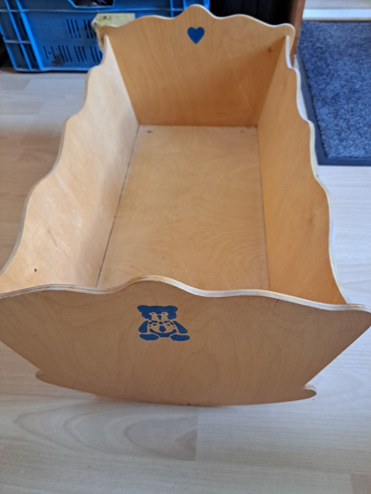 Houten poppenwiegje met schommelfunctie en hartjesdecoratie, Ophalen, Gebruikt
