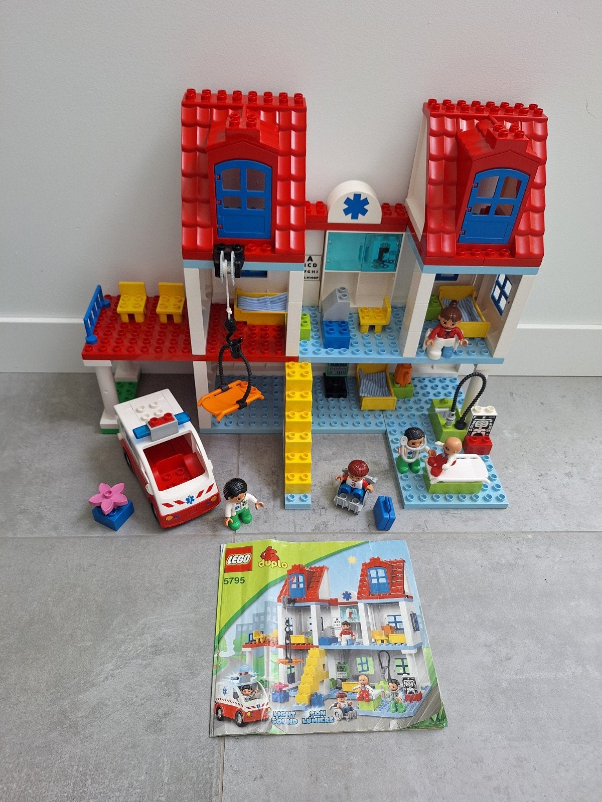 LEGO Duplo Ziekenhuis 5795 compleet met boekje, Kinderen en Baby's, Speelgoed | Duplo en Lego, Gebruikt, Compleet, Ophalen of Verzenden