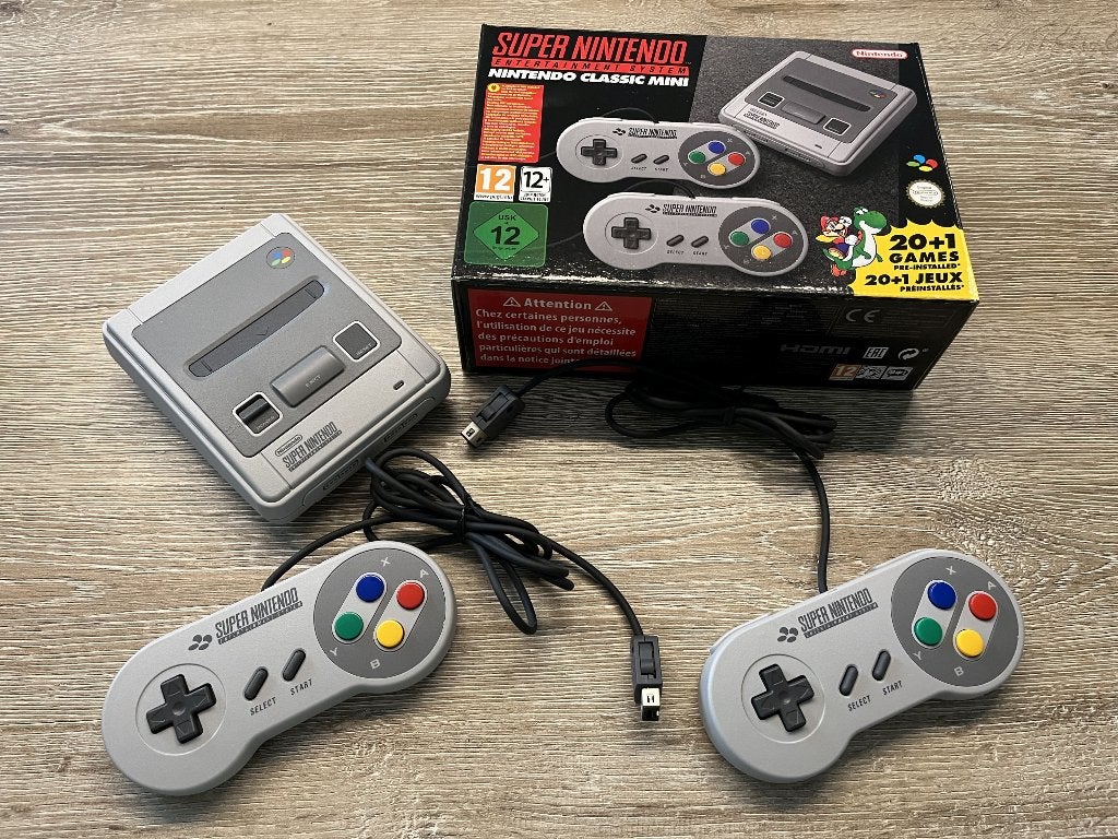 Classic Mini SNES Mini met 2 controllers compleet en zgan, Spelcomputers en Games, Spelcomputers | Nintendo Super NES, Ophalen of Verzenden