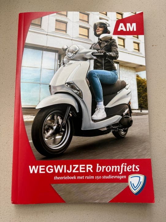 Wegwijzer Bromfiets Theorieboek met 150 studievragen, Ophalen of Verzenden, Zo goed als nieuw, Overige niveaus