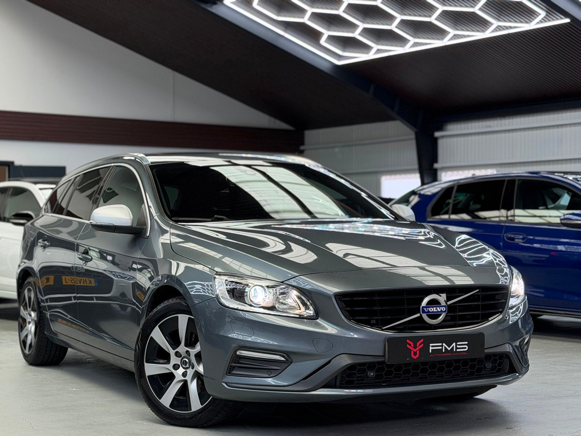 Volvo V60 2.0 T4 R-Design Camera Schuifdak Trekhaak, Gebruikt, 1969 cc, Handgeschakeld, 1600 kg
