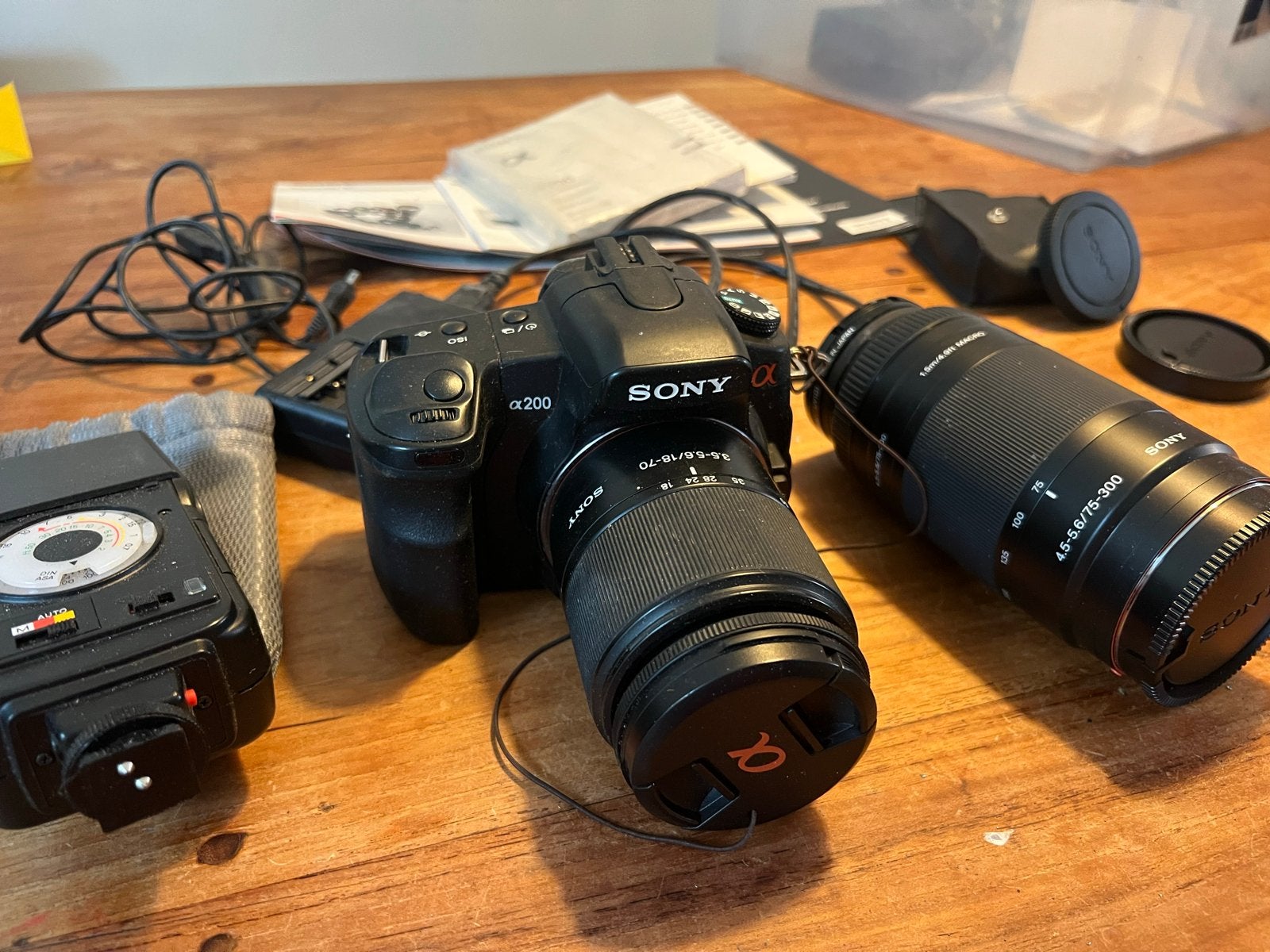 Sony Alpha A200 DSLR met 2 lenzen en accessoires, Gebruikt, Spiegelreflex, Oplader, Ophalen of Verzenden