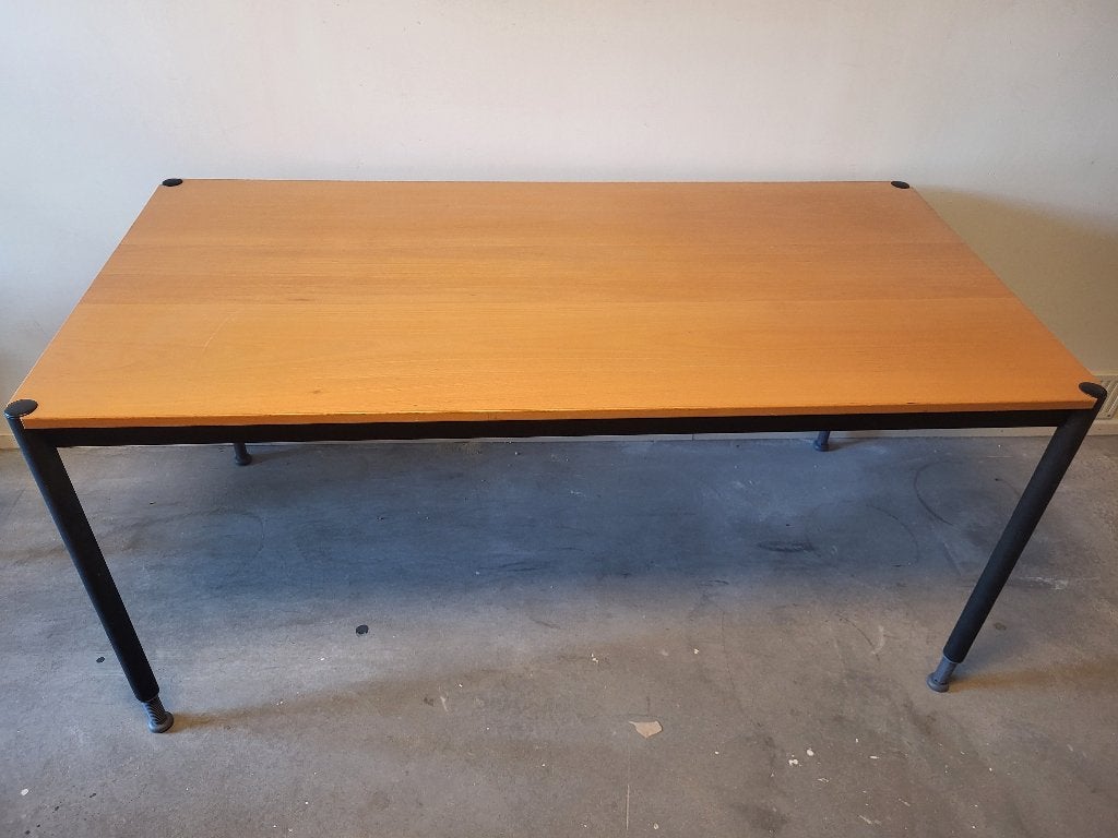 Degelijk bureau met metalen onderstel en houten blad, Ophalen, 160 cm, Gebruikt, In hoogte verstelbaar