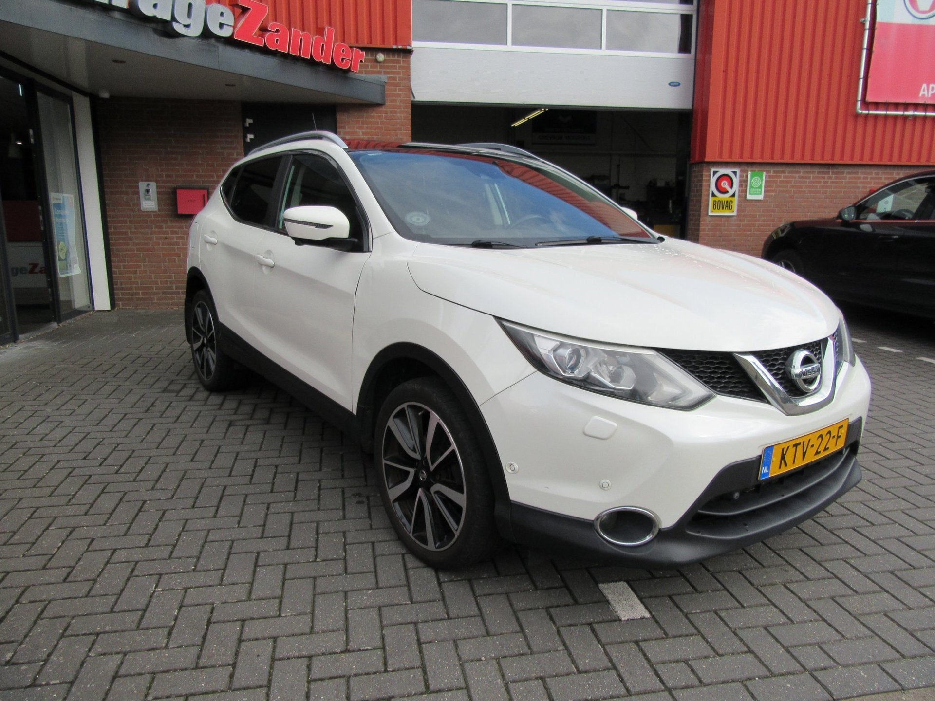 Nissan Qashqai 1.2 Connect Edition met panodak en trekhaak, Auto's, Gebruikt, 4 cilinders, Wit, Parkeersensor