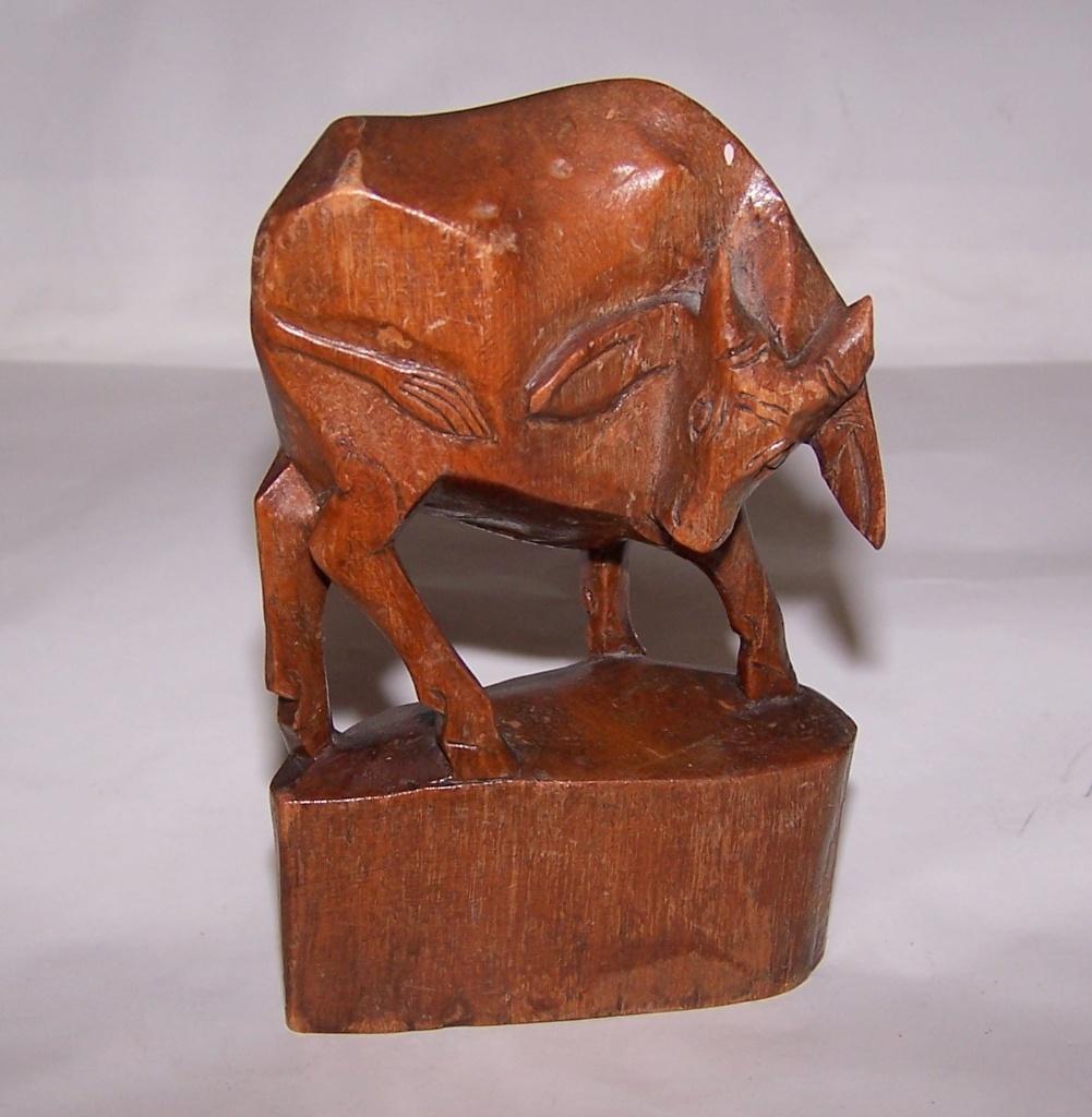 Handgesneden houten beeldje buffel. Nwst., Houtsnijwerk, Minder dan 20 cm, Ophalen of Verzenden, Zoogdier