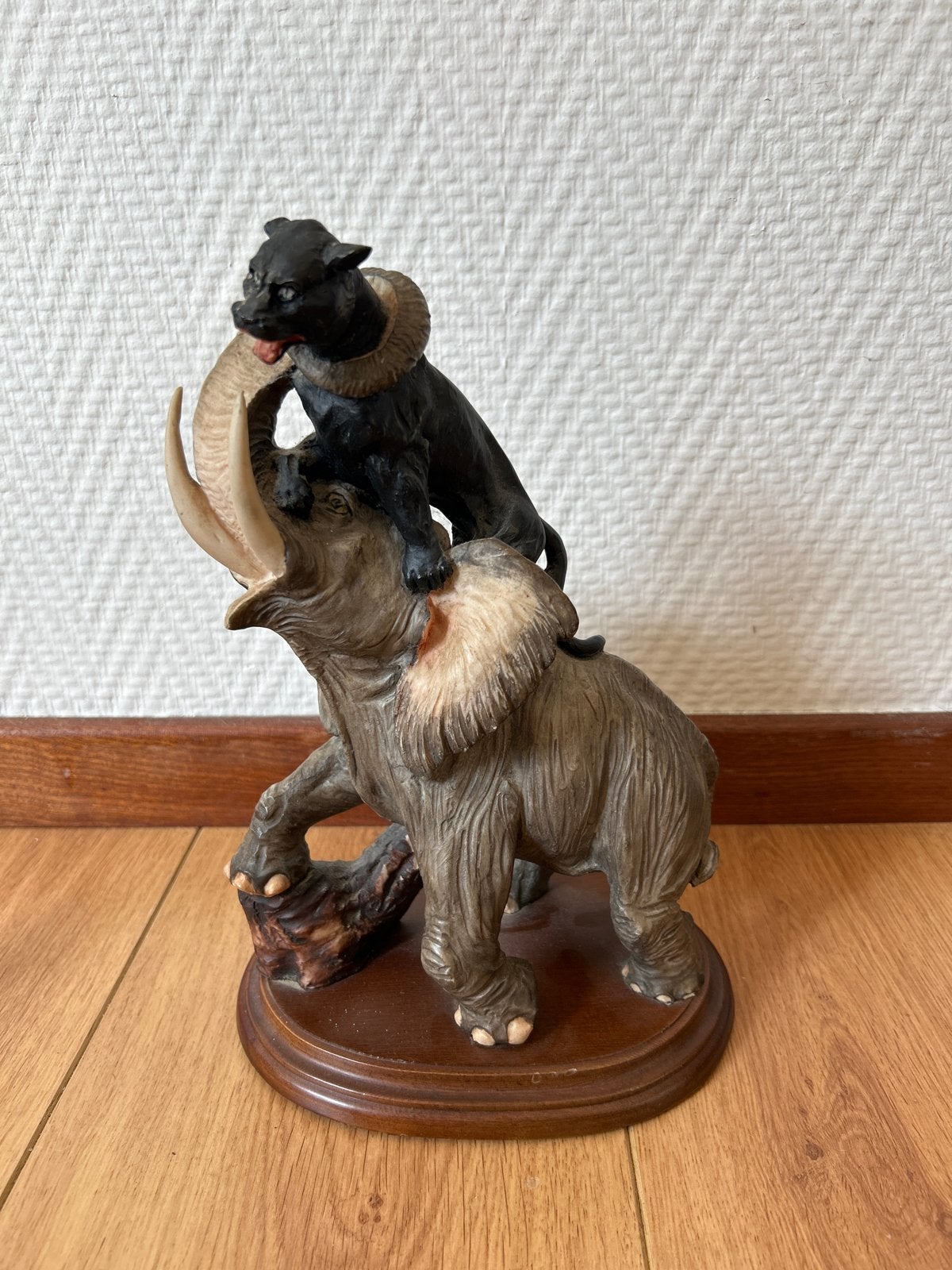 Beeld olifant en panter op houten sokkel, Ophalen of Verzenden, Zoogdier, 20 - 50 cm, Op sokkel