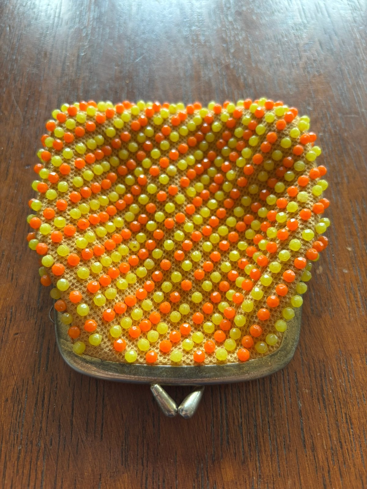 Vintage kralen portemonne met knipsluiting oranje / geel, Sieraden, Tassen en Uiterlijk, Portemonnees, Overige merken, Gebruikt