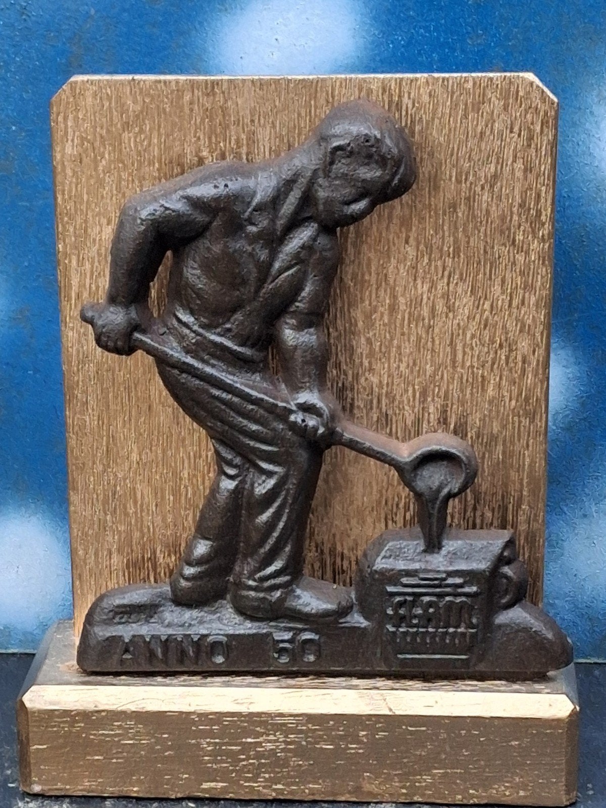 Ijzergieter. Plaquette. Metaal. Houten sokkel. 18 cm., Ophalen