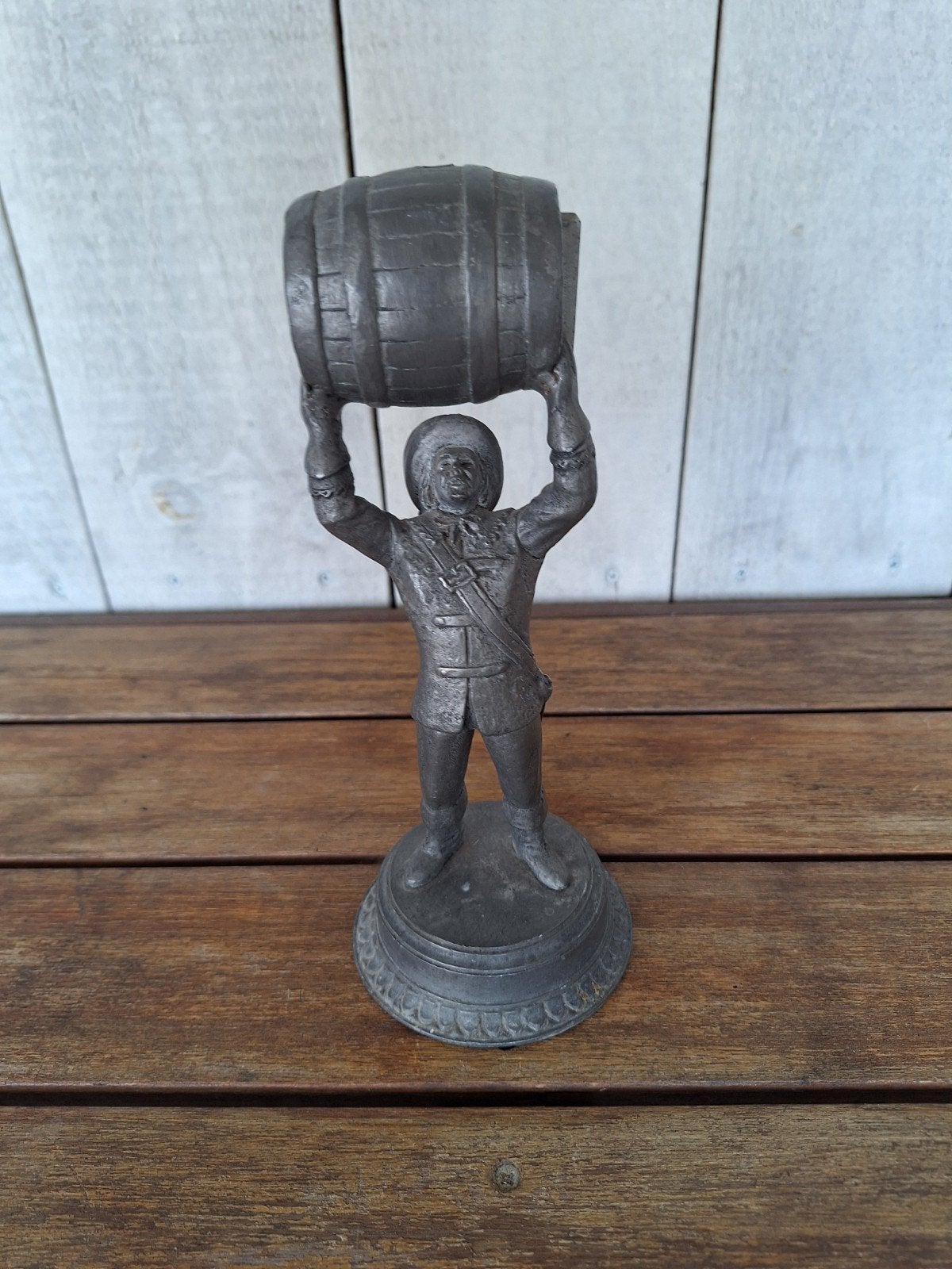 Vintage tinnen beeldje: man met biervat, Ophalen of Verzenden