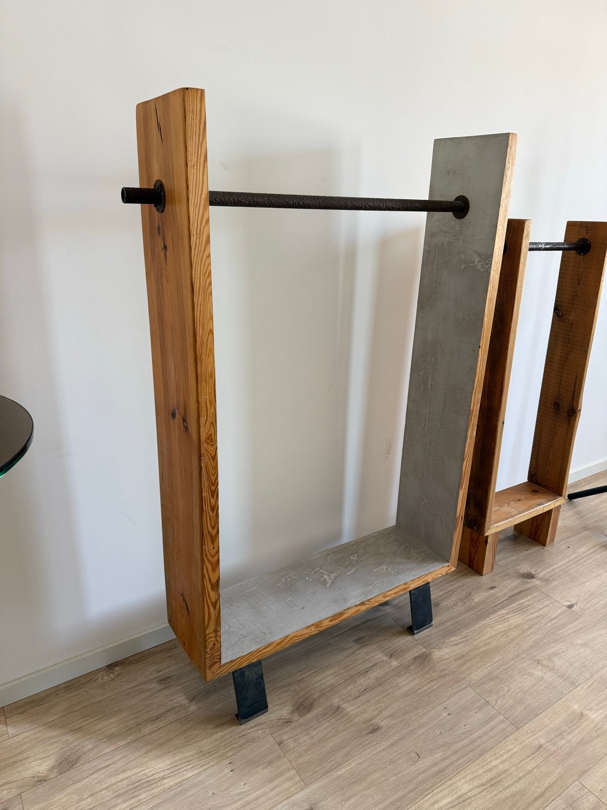 Uniek kledingrek van hout en beton look, Kleding | Dames, Kledingrekken, Ophalen, Gebruikt