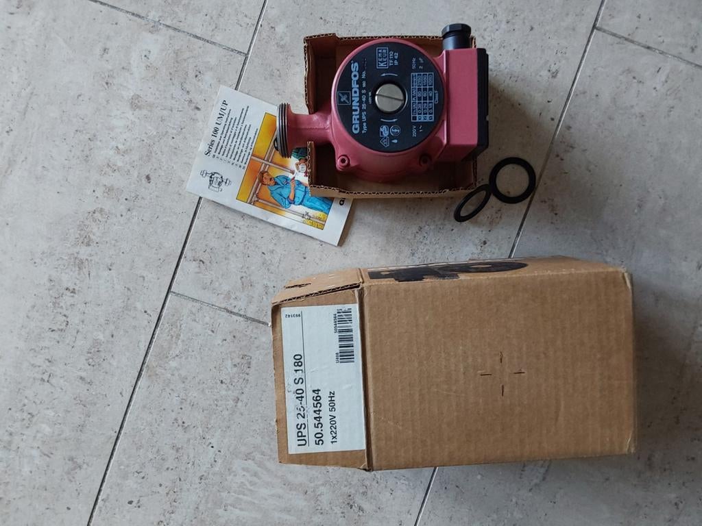 Nieuwe CV circulatiepomp Grundfos UPS 25-40 S 180, Ophalen of Verzenden, Nieuw